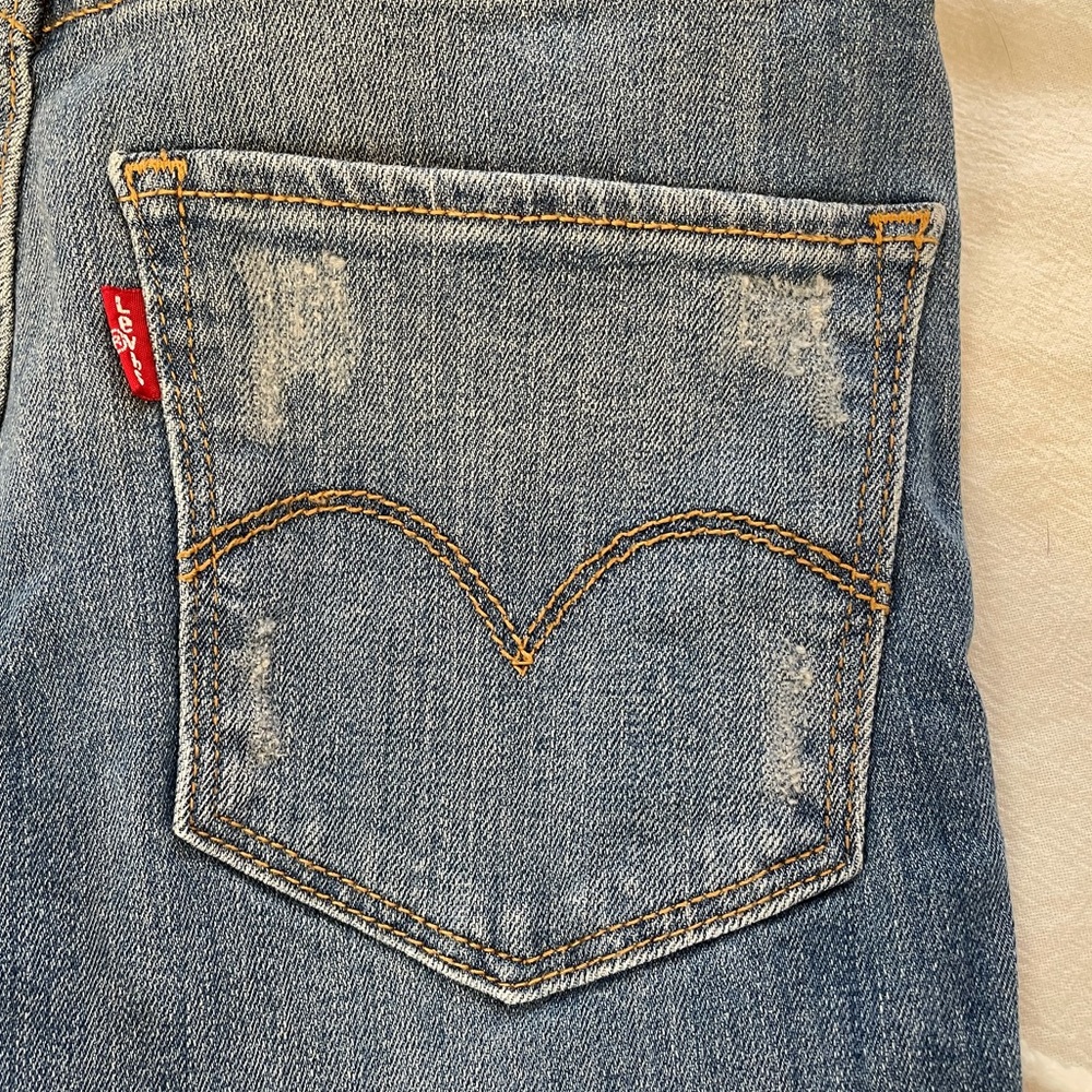 Levi’s High Waisted Flared Leg Jeans - Picture 11 of 16